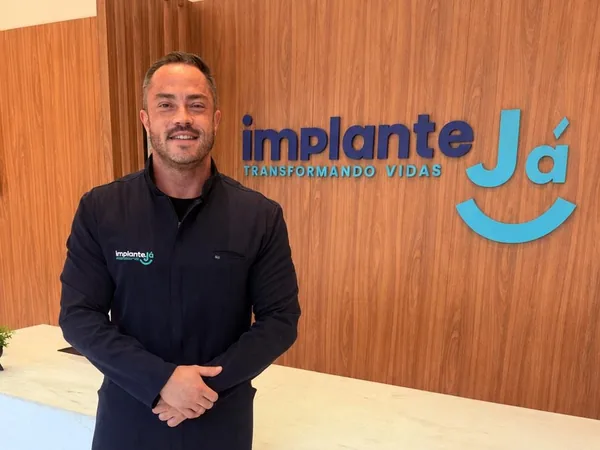 Dr. Vitor Campos — cirurgião-dentista na Implante Já BH